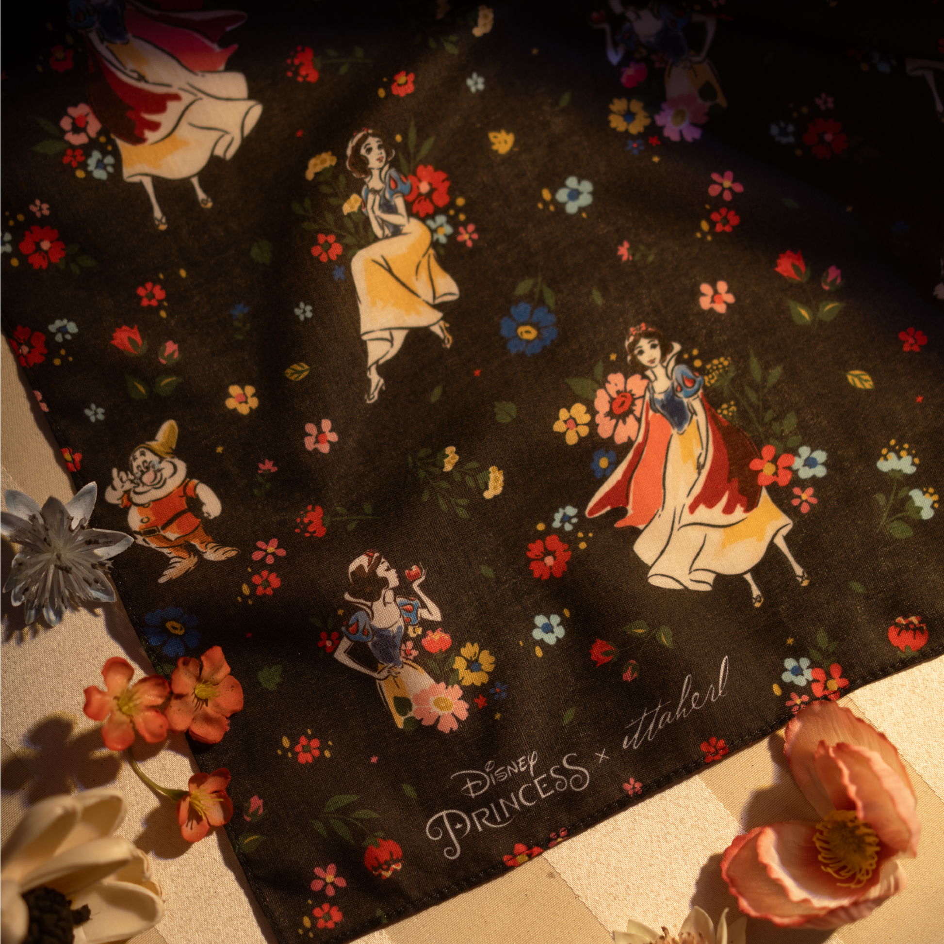 Disney Princess Snow White x Ittaherl - Scarf Heigh Ho